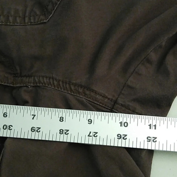 LEE EASY FIT, COTTON, STRETCH, MIDRISE, CAPRI, CARGO PANTS WITH TAB CUFF HEM - Picture 10 of 11